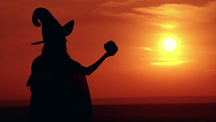 모자 라이프스타일 손 드레스 계절 여자 실루엣 오렌지 자연 하늘 동화 휴가 따뜻함 한명 사람 야외 햇빛 태양 노란색 유행 일출 축제 어둠 할로윈 마법사 가을 잡기 사과 예측 무서움 언덕 마녀 마법 스카이라인 10월 나쁜 호러 4K MOV 해외동영상 클립영상 자연요소 1 잡화 옷 감정 컬러 컨셉 과일 모션 촬영기법 생활 신체부위 노을 날짜 생태계 공포 동영상 파일형식