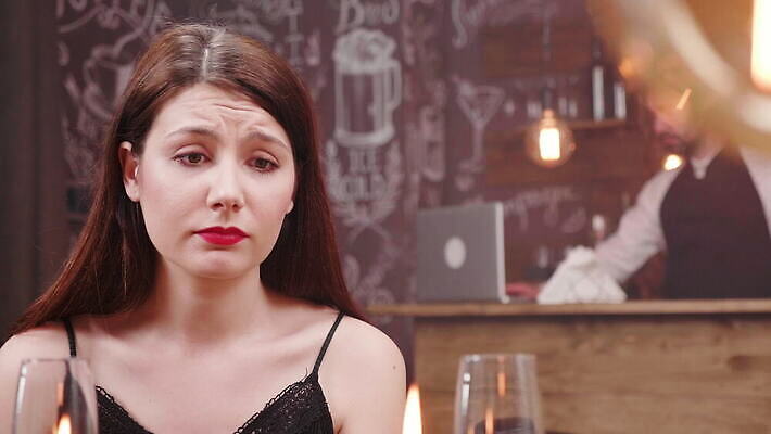 백인 여자 감정 얼굴 사람 고통 슬픔 흰색 표현 좌절 떨어짐 울음 속눈썹 눈물 불행 부정적 비극 우울증 적자 남용 4K MOV 해외동영상 클립영상 서양인 컬러 컨셉 표정 신체부위 질병 눈썹 동영상 파일형식