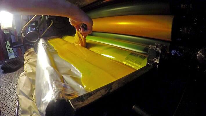 식물 산업 종이 컬러 공장 모션 잉크 주택 사람없음 책 상점 기계 장비 도구 업무 판넬 작업실 신문 제조 잡지 인쇄 속도 상업 롤러 언론 출판 4K MP4 해외동영상 클립영상 공업 건물 간행물 작업 뉴스 동영상 파일형식