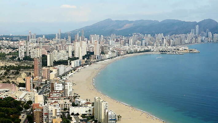 유럽 모래 파도 바다 여행 호텔 휴가 아파트 안테나 사람없음 건물 도시 스페인 지중해 휴양지 타운 알리칸테 MOV 해외동영상 클립영상 건축물 나라 통신 숙소 주택 장소 동영상 파일형식