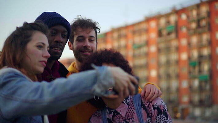 백인 라이프스타일 여자 남자 관계 청소년 무선통신 날씨 함께함 대화 미소 여러명 20대 야외 10대 캐주얼 스마트폰 핸드폰 유행 사진촬영 일몰 이탈리아 우정 추위 도시 셀프카메라 전화기 다인종 통화 나눔 밀라노 성인여자만 힙스터 혼혈 남유럽 4K MOV 해외동영상 클립영상 서양인 옷 패션 유럽 다수 컨셉 통신 모션 표정 말하기 사람 인종 청년 생활 친구 전자제품 스마트기기 노을 촬영 다문화 동영상 여자만 성인만 파일형식