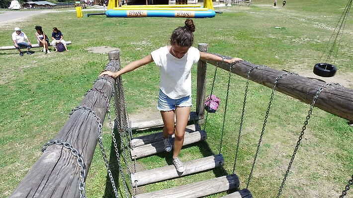 공원 길 밧줄 모션 안전 소녀 야외 목재 초록색 산책 놀이터 연결 좁은 방법 불가리아 선로 양발 4K 반스코 MOV 해외동영상 클립영상 나무 공공시설 여자 어린이 줄 컬러 재료 놀이 휴식 동영상 파일형식 남유럽