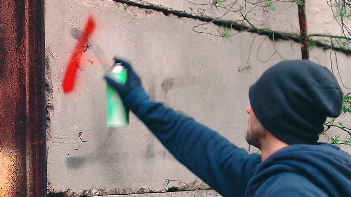 남자 벽 거리 미술 한명 사람 청년 야외 빨간색 페인트 손상 자유 기록 도시 범죄 그래피티 그림 스프레이 화가 분무기 에어로졸 항의 MOV 해외동영상 클립영상 직업 1 컬러 컨셉 문화예술 성인 낙서 동영상 파일형식