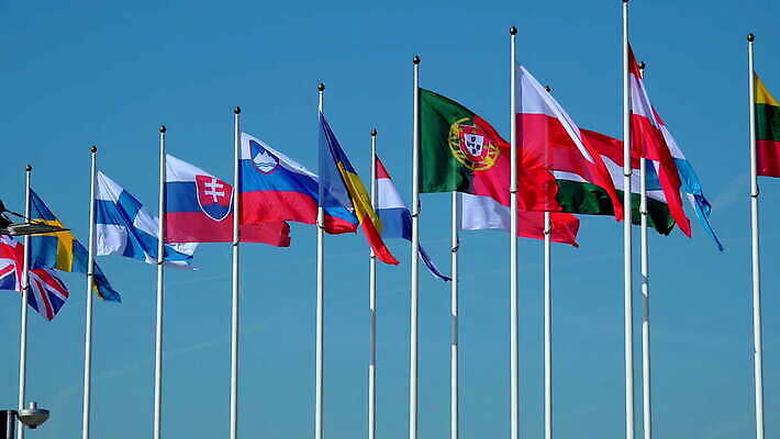 하늘 바람 사람없음 야외 신분 깃대 애국심 룩셈부르크 정치 4K 락다운 MOV 해외동영상 클립영상 자연요소 날씨 동영상 서유럽 파일형식