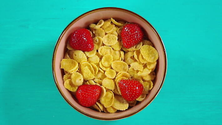 접시 열매 음식 백그라운드 다이어트 부분 모션 딸기 건강 요리 사람없음 컵 파란색 갈색 쌓기 주방 우유 신선 항아리 사발 붓기 떨어짐 아침식사 혼합 균형 시리얼 먹기 서빙 요거트 건강식 내추럴 단백질 뮤즐리 배급 섞기 탄수화물 핸드메이드 MOV 해외동영상 슬로모션 클립영상 식물 식기 컬러 컨셉 과일 유제품 촬영기법 식사 도자기 사기그릇 동영상 영양소 파일형식