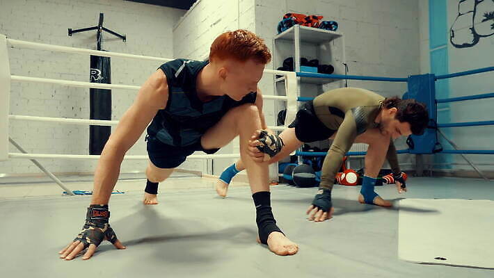 백인 직업 라이프스타일 손 남자 얼굴 스포츠 컨셉 2 건강 사람 두명 상자 운동 스트레칭 힘 경쟁 권투 에너지 반지 아래 클럽 준비 체육관 싸움 근육질 섞기 운동가 킥복싱 4K MOV 해외동영상 클립영상 서양인 장신구 모션 근육 생활 신체부위 격투기 방향 몸매 위치 동영상 파일형식