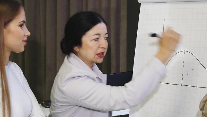 직업 라이프스타일 여자 비즈니스 사업가 통신 통계 성공 협력 아이디어 기술 창조 그래픽 세명 사무실 업무 비즈니스우먼 네트워크 그리기 작업실 계획 토론 분석 컨설턴트 경영자 격려 전자상거래 개발 경영 골 프로젝트 프리랜서 4K MOV 해외동영상 클립영상 감정 컨셉 모션 사람 생활 작업 직장인 전문직 상담 리더 동영상 파일형식