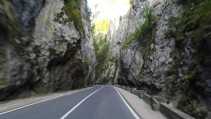 계절 공원 유럽 도로 벽 여행 곡선 자연 휴가 산 서기 사람없음 강 골짜기 계곡 위험 슬로프 루마니아 동영상 통과 전국 지질학 트란실바니아 4K MP4 해외동영상 클립영상 공공시설 교육 나라 길 선 컨셉 교통시설 모션 스키장 생태계 파일형식