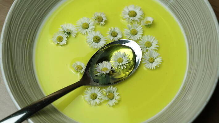 접시 꽃 음식 백그라운드 잎 다이어트 채소 재료 건강 마늘 요리 사람없음 초록색 노란색 정원 숟가락 식사 봄 게임 시골 신선 사발 수프 먹기 허브 삼베 크림 속도 데이지 아스파라거스 보리 부추 쪽파 삶기 집시 채식주의자 핸드메이드 비건 맛있는 4K MOV 해외동영상 클립영상 식물 식기 계절 컬러 모션 놀이 곡류 수저 사기그릇 채식 파 동영상 파일형식 천_직물