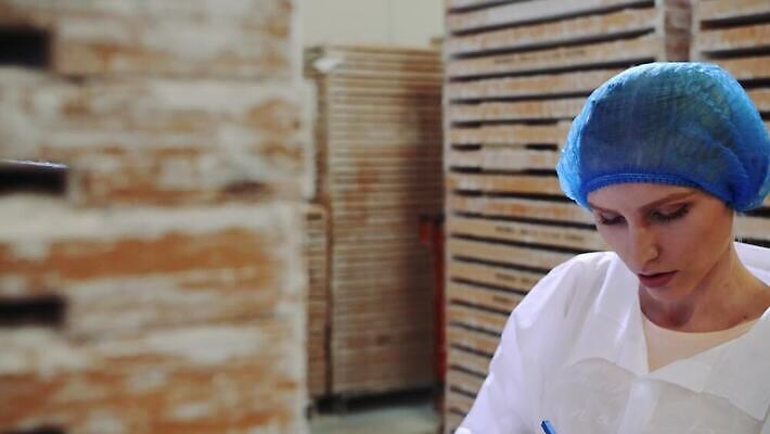 직업 여자 산업 유니폼 공장 사탕 한명 장비 기록 실험실 종업원 폴더 관리자 서류판 4K MOV 해외동영상 클립영상 1 옷 공업 디저트 실험 사람 사무용품 파일 동영상 파일형식