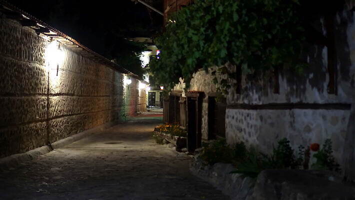 유럽 도로 가로등 거리 주택 사람없음 빛 도시풍경 문 어둠 수확 바위 램프 도시 보행로 야간 복고 정사각형 타운 빛망울 고딕 그런지 불가리아 옛날 우크라이나 비어있는 4K 반스코 MOV 해외동영상 클립영상 자연요소 도형 공공시설 나라 길 농업 교통시설 조명 풍경 건물 동영상 파일형식 남유럽