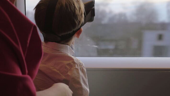 응시 남자 안경 어린이 과학 여행 휴가 미래 새로움 기술 가면 사람 소년 디지털 헤드폰 기차 게임 관찰 사이버 러시아 전자 비전 동영상 혁명 웨어러블 가상 가상현실 현실 4K MOV 해외동영상 클립영상 시선 잡화 유럽 육상교통 음향기기 컨셉 모션 놀이 대중교통 파일형식