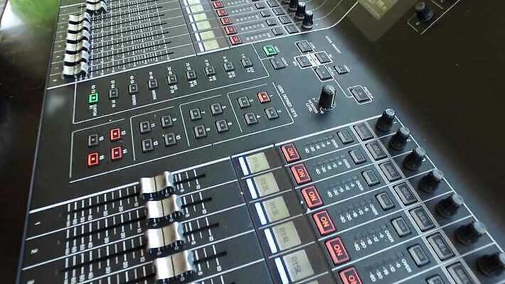 직업 산업 실내 손잡이 사람없음 디지털 텔레비전 소리 콘서트 장비 닫기 볼륨 혼합 믹서 책상 라디오 오디오 방송 스위치 스테레오 조절 위로 섞기 제어 키패드 프로듀서 4K MP4 해외동영상 클립영상 가구 모션 내부 전자제품 공연 동영상 파일형식