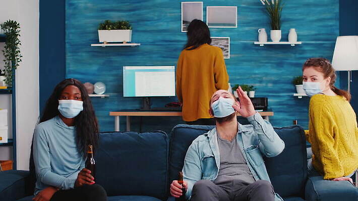 행복 컨셉 거실 휴식 아파트 주택 맥주 대화 마스크 앉기 친구 소파 글로벌 파티 우정 펼침 기쁨 축하 생일 그룹 바이러스 보호 예방 번짐 온라인 소셜 영상통화 가상 코로나바이러스 사회적거리두기 사교적 뉴노멀 4K MOV 해외동영상 클립영상 기념일 감정 캠페인 의자 관계 모션 주류 말하기 이벤트 건물 경제 통화 동영상 파일형식 효과