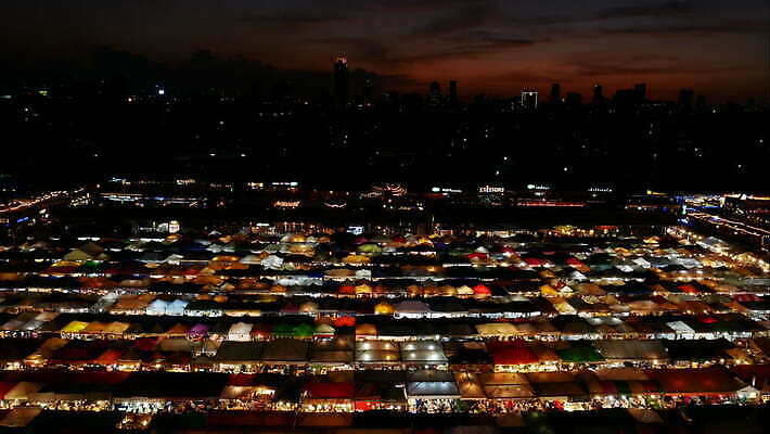 전통 라이프스타일 잡화 아시아 문화 음식 여행 우산 태국 휴가 종류 텐트 사람 동양인 사람없음 야외 빛 컬러풀 세일 여행객 상점 축제 시장 구매 상품 야간 고객 통로 방콕 상업 바쁨 장면 소매 길거리음식 랜드마크 매각 인기 줄서기 4K 화면전환 MOV 해외동영상 클립영상 자연요소 나라 컬러 모션 캠핑도구 인종 생활 쇼핑 동영상 파일형식