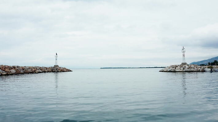 바다 여행 요트 낚시 안테나 풍경 사람없음 물 파란색 컬러풀 항구 산책로 만 보트 역사 재산 숲 땅 그림 포트 타운 동쪽 나루 드론 옛날 4K MOV 해외동영상 클립영상 자연요소 길 컬러 배_교통 통신 교통시설 레저 금융 도시 방향 동영상 파일형식