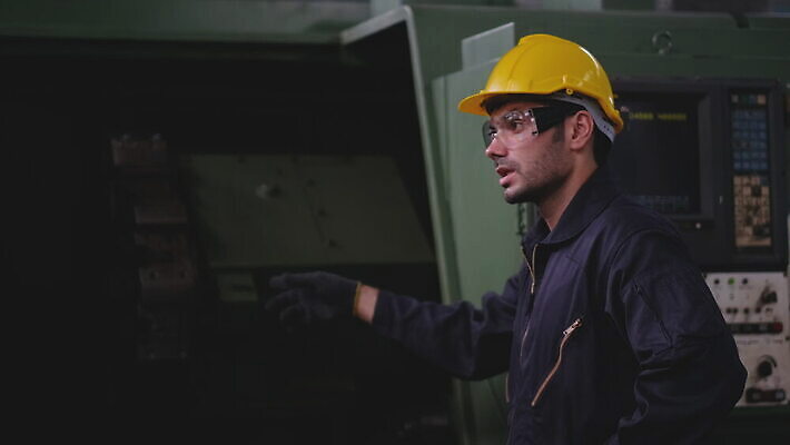 식물 백인 직업 손 산업 선 컨셉 유니폼 비즈니스 공장 노동자 설명 한명 안전 컴퓨터 금속 기계 장비 업무 작업실 수술 기술자 엔지니어 제조 안전모 동료 시설 혁명 개발 경영 운영자 자동 자동화 제어 프로그래밍 4K MOV 해외동영상 클립영상 서양인 1 옷 공업 관계 모션 재질 사람 신체부위 전자제품 작업 헬멧 안전장비 동영상 파일형식