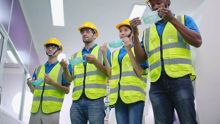 직업 유럽 산업 얼굴 비즈니스 공장 노동자 건강 가면 마스크 미소 안전 사람 동양인 여러명 기계 화물 업무 그룹 엔지니어 바이러스 제조 보호 위생 헬멧 창고 경영자 공학 돌봄 위기 제어 착용 코로나바이러스 뉴노멀 4K MOV 해외동영상 클립영상 교육 나라 다수 컨셉 공업 모션 표정 인종 신체부위 경제 운송업 작업 기술자 보호장비 리더 동영상 파일형식