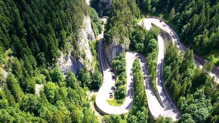 나무 도로 길 여행 백그라운드 곡선 교통시설 자동차 자연 산 안테나 풍경 사람없음 야외 초록색 여름 관광지 골짜기 시골 소나무 고속도로 숲 아스팔트 짐차 침엽수 루마니아 내추럴 항공촬영 과속 굴곡 넘어짐 드론 타임랩스 MP4 해외동영상 클립영상 식물 계절 유럽 선 육상교통 뷰포인트 컬러 교통 통신 모션 촬영기법 시설 생태계 동영상 파일형식