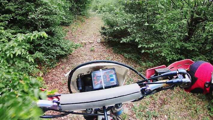 도로 모래 스포츠 포즈 산 야외 달리기 자전거 힘 경쟁 장비 운전 자유 오토바이 바퀴 승차 위험 묘기 파일럿 리더 먼지 진흙 재판 라이더 무료 무임승차 비포장도로 집회 챔피언 1인칭시점 4K MP4 해외동영상 클립영상 직업 시선 길 컨셉 교통시설 모션 바이크 법 동영상 파일형식