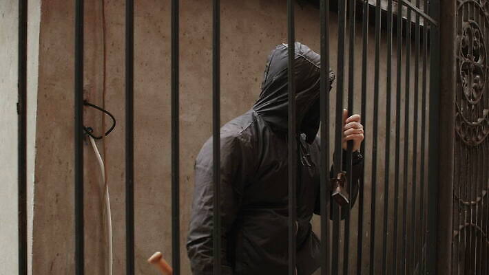 남자 무기 얼굴 거리 가면 한명 사람 울타리 검은색 재킷 야구 덮개 도시 구멍 폭력 범죄 그릴 위험 절도 싸움 박쥐 지역 망사 기어가기 깡패 마피아 침범 4K MOV 해외동영상 클립영상 1 컬러 컨셉 포유류 모션 주방용품 신체부위 담장 구기 외투 뚜껑 직물 사회이슈 동영상 파일형식