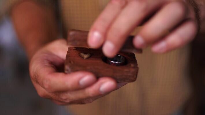 손 산업 관리 미술 한명 목재 장식 상자 오픈 작업실 닫기 제조 소프트포커스 작음 목수 묘사 오브젝트 질감 날카로움 수공예 DIY 내추럴 공예가 방법 솜씨 진짜 핸드메이드 4K MP4 해외동영상 클립영상 나무 직업 1 재료 모션 문화예술 촬영기법 사람 취미 신체부위 크기 공예 동영상 파일형식