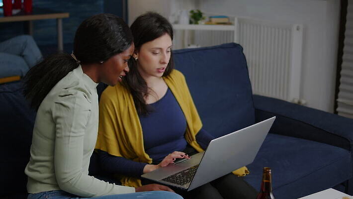 응시 행복 거실 인터넷 휴식 주택 맥주 함께함 대화 웃음 사람 앉기 친구 노트북 소파 파티 우정 방 관찰 그룹 아프리카인 야간 저녁 먹기 다인종 온라인 리빙 다민족 섞기 소셜 시리즈 사교적 4K MOV 해외동영상 클립영상 자연요소 외국인 시선 감정 컨셉 의자 관계 모션 주류 표정 말하기 인종 이벤트 건물 전자제품 동영상 파일형식