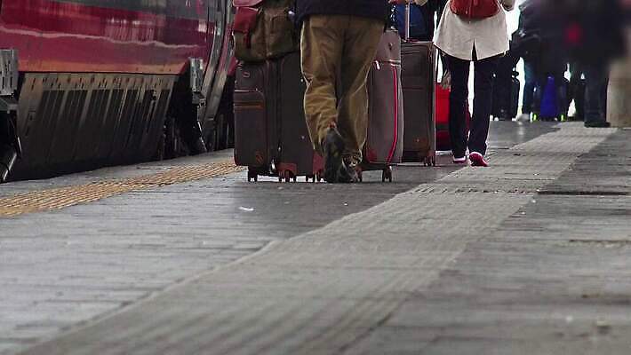 여행 비즈니스 교통시설 모션 추상 사람 걷기 기찻길 기차 도시 시간 전철 역 군중 속도 런던 출퇴근 바쁨 승객 튜브 지하 일반 단상 양발 통근 4K HD MP4 해외동영상 클립영상 육상교통 교통 무늬 영국 대중교통 시설 출근 동영상 파일형식