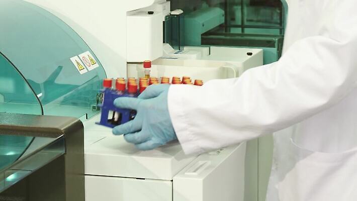 직업 남자 과학 장갑 노동자 실내 건강 현미경 실험 작업복 한명 사람 스터디 약 장비 의사 작업 혈액 분석 생물학 미생물 발견 라텍스 지능 화학물질 화학자 4K MOV 해외동영상 클립영상 1 잡화 옷 교육 컨셉 의학 생물 실험기구 내부 학습 의료진 화학 과학자 동영상 파일형식