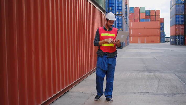 백인 직업 행복 산업 유니폼 비즈니스 공장 교통시설 노동자 직장 한명 서기 미소 안전 사람 성인 야외 노트북 글로벌 항구 장비 화물 업무 엔지니어 감독 컨테이너 조선소 서비스 경영자 상업 부름 수납 포트 물류 경영 로딩 분배 터미널 4K MOV 해외동영상 클립영상 서양인 1 옷 감정 교통 회사 공업 모션 표정 전자제품 운송업 작업 기술자 시설 리더 동영상 파일형식