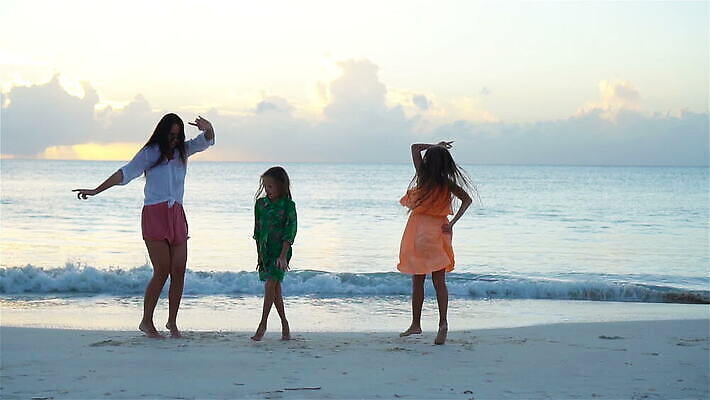 백인 라이프스타일 여자 딸 행복 감정 어린이 모래 바다 가족 자연 엄마 휴가 함께함 미소 사람 성인 야외 뒷모습 빨간색 세명 물 여름 컬러풀 노란색 유행 육아 흰색 표현 저녁 즐거움 터키석 MOV 해외동영상 클립영상 자연요소 서양인 계절 뷰포인트 컬러 컨셉 관계 표정 생활 야간 보석 생태계 동영상 파일형식