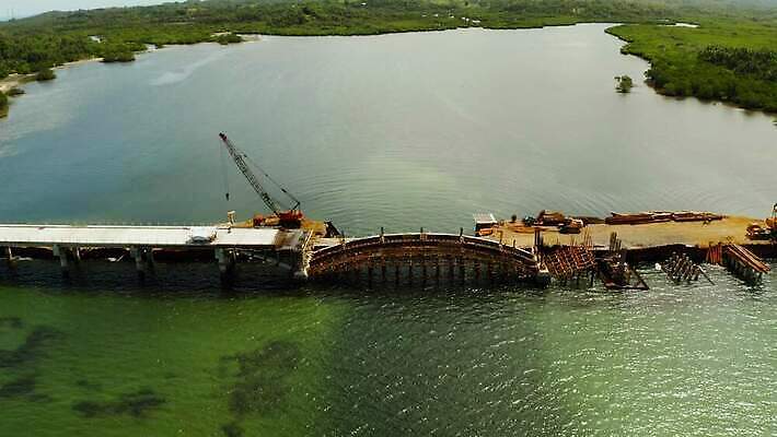 공공시설 산업 도로 바다 여행 건축양식 교통시설 노동자 사람없음 야외 물 강 쌓기 금속 기계 장비 건설현장 기둥 만 업무 운전사 망치 땅 기중기 시멘트 공학 항공촬영 건너기 랜드마크 조감도 철강 콘크리트 4K MOV 해외동영상 클립영상 자연요소 직업 교육 건축 길 뷰포인트 교통 모션 재질 건설업 공구 작업 중장비 시설 동영상 파일형식