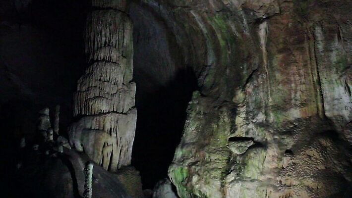 모자 응시 공원 지구 벽 여행 자연 바람 휴가 산 실내 그림자 미소 사람 성인 사람없음 여행객 걷기 탐험 바위 손전등 시간 구멍 역사 동굴 지하 내추럴 석회암 옛날 종유석 지질 지질학 MOV 해외동영상 클립영상 자연요소 시선 잡화 공공시설 교육 모션 날씨 조명 표정 내부 암석 돌_바위 생태계 동영상 파일형식