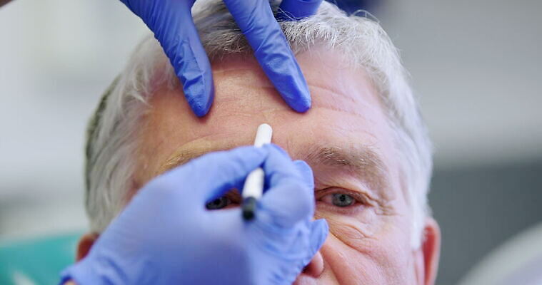 백인 여자 노년 남자 얼굴 중년 장갑 영국 잉글랜드 실내 사람 두명 연필 머리 건강관리 거울 환자 의사 주름 그림 70대 서식스 4K MOV 해외동영상 클립영상 서양인 잡화 유럽 의학 학용품 건강 관리 성인 내부 신체부위 필기구 의료진 동영상 파일형식