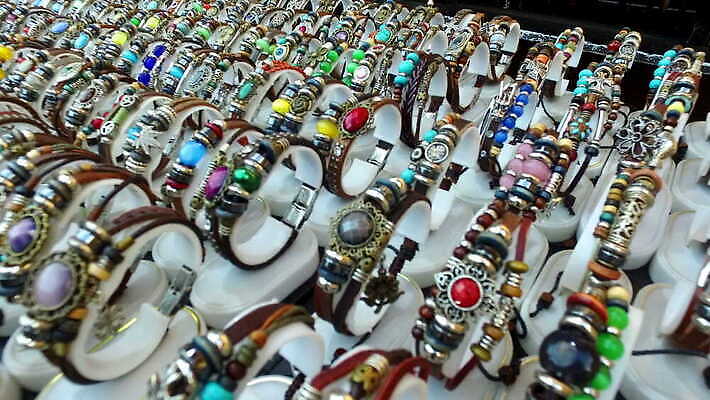 라이프스타일 디자인 팔찌 매달리기 종류 선물 사람없음 장식 빨간색 초록색 컬러풀 노란색 유행 세일 상점 흰색 그룹 시장 선택 상품 큼 시원함 가죽 수집 오브젝트 고무 불가리아 원자재 공급 스타일 많음 4K MOV 해외동영상 클립영상 컬러 컨셉 장신구 모션 생활 크기 동영상 파일형식 남유럽