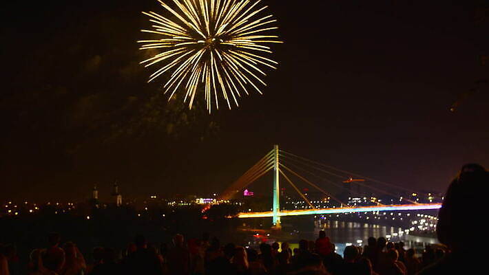 기념일 행복 컬러 백그라운드 크리스마스 하늘 불 추상 휴가 불꽃 조명 새로움 기념 불꽃놀이 사람 풍경 이벤트 사람없음 빛 컬러풀 파티 교회 축제 어둠 로켓 축하 관찰 도시 군중 야간 소프트포커스 폭발 연도 쇼 빛망울 광 MOV 해외동영상 클립영상 자연요소 감정 컨셉 무늬 종교건축 모션 놀이 촬영기법 건물 동영상 파일형식