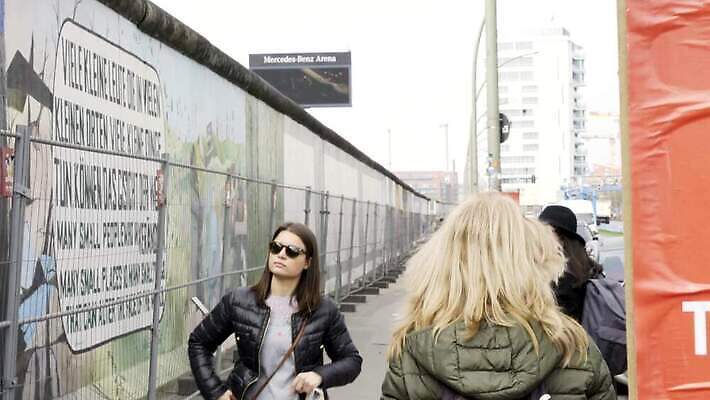 유럽 문화 얼굴 벽 여행 거리 키스 독일 미술 옆모습 컬러풀 여행객 페인트 추위 자유 도시 역사 그래피티 미술관 민주주의 심볼 그림 전쟁 분무기 베를린 기념물 동쪽 천연기념물 공산주의 랜드마크 서쪽 소비에트 정치 생존 국경 4K MOV 해외동영상 클립영상 나라 뷰포인트 컬러 컨셉 문화예술 사람 신체부위 낙서 방향 애정표현 동영상 파일형식