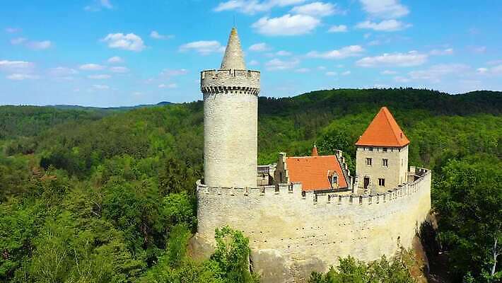 외관 유럽 벽 여행 건축양식 자연 안테나 파노라마 풍경 사람없음 건물 탑 궁전 수확 골동품 바위 시골 성 방어 중세 역사 숲 체코 프라하 천연기념물 고딕 드론 랜드마크 보헤미아 옛날 웅장함 4K MP4 해외동영상 클립영상 건축물 건축 나라 고건축 농업 통신 촬영기법 어류 돌_바위 생태계 동영상 파일형식