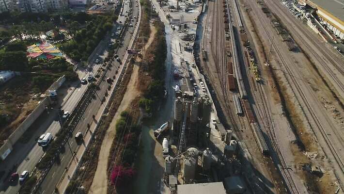 외관 공공시설 산업 모래 공장 교통시설 노동자 안테나 사람없음 건물 항구 기계 장비 건설현장 공구 업무 작업 제조 컨테이너 땅 믹서 창고 준비 시설 시멘트 먼지 짐차 무거움 공학 물류 계약자 드론 로딩 분배 섞기 채석 철강 컨베어밸트 콘크리트 4K MOV 해외동영상 클립영상 직업 건축물 교육 교통 통신 공업 자동차 건설업 도구 무게 계약 동영상 파일형식