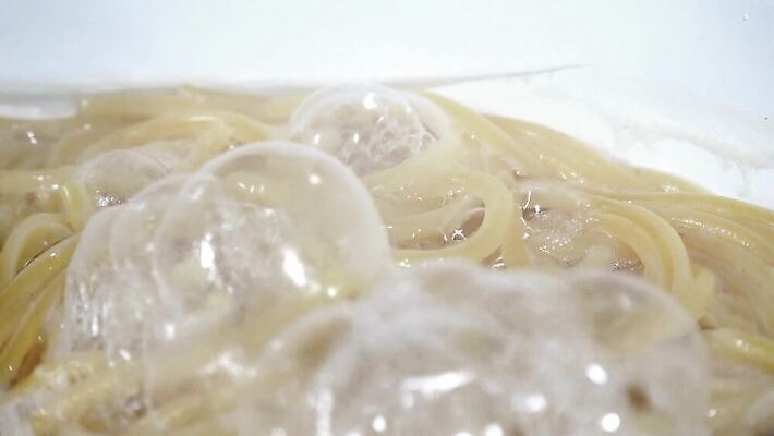 전통 음식 다이어트 재료 파스타 건강 식이요법 스파게티 요리 사람없음 물 식사 저녁식사 이탈리아 거품 면 뜨거움 그룹 냄비 더위 밀 오브젝트 국수 점심식사 끓이기 녹말 마카로니 얇은 탄수화물 4K MP4 해외동영상 클립영상 자연요소 유럽 모션 날씨 곡류 서양음식 면류 솥 동영상 파스타면 파일형식