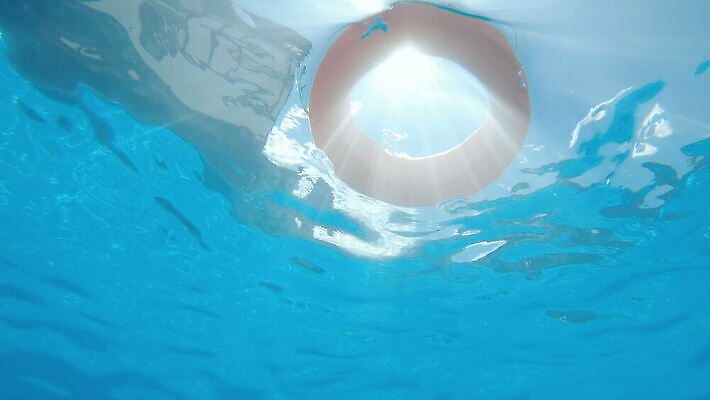 밧줄 바다 백그라운드 경비 안전 사람없음 빨간색 물 파란색 햇빛 태양 반사 수중 수영 장비 벨트 흰색 긴급 반지 도움 원형 구출 보호 위험 사건 당구 보안 부표 보험 구명용품 안전요원 헬프 생존 4K MOV 해외동영상 슬로모션 클립영상 자연요소 도형 잡화 줄 컬러 컨셉 장신구 촬영기법 구기 수상스포츠 안전장비 동영상 파일형식