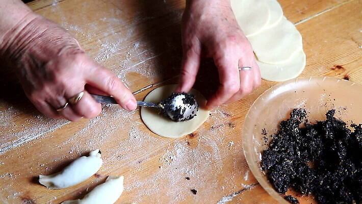 전통 손 여자 음식 가사 재료 탁자 주택 건강 요리 목재 갈색 케이크 주방 빵집 흰색 신선 혼합 낟알 밀 굽기 책상 준비 반죽 만들기 밀가루 양귀비 레시피 밀가루반죽 섞기 스터핑 제빵사 페스츄리 핸드메이드 MOV 해외동영상 클립영상 나무 직업 꽃 빵 컬러 가구 모션 디저트 곡류 사람 건물 신체부위 상점 가루 구이 동영상 파일형식