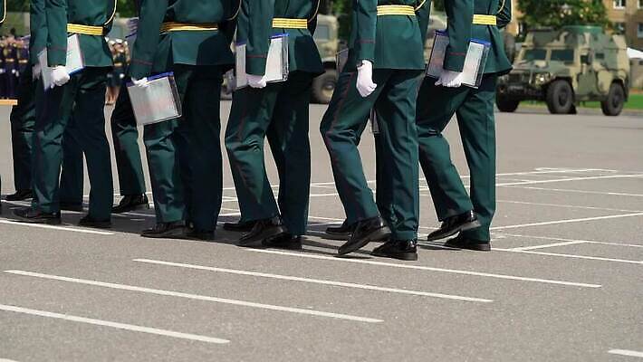 무기 선 유니폼 휴가 함께함 부츠 경비 이벤트 사람없음 축제 힘 총 벨트 축하 방어 변화 보호 군중 공격 5월 배열 군용 싸움 전쟁 정사각형 러시아 시스템 육군 변장 질서 병정 애국심 명령 오케스트라 러시아인 장교 줄서기 필승 해병대 반복 규칙적 MOV 해외동영상 클립영상 도형 서양인 잡화 옷 유럽 신발 컨셉 모션 군대 어류 안전 사람 예절 악단 우승 날짜 동영상 파일형식