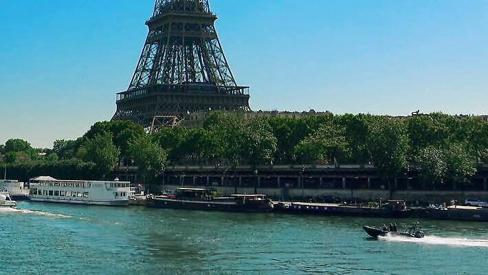 교통시설 경고 안전 사람없음 빨간색 강 탑 검은색 프랑스 긴급 깃발 도시 보트 경찰 잠수부 보호 위험 심볼 서비스 보안 법 장면 감시 공정 탐정 모터 프랑스어 뗏목 사이렌 순찰 장교 제어 테러리스트 파리(프랑스) MOV 해외동영상 클립영상 직업 문자 건축물 유럽 교통수단 컬러 교통 컨셉 배_교통 전문직 범죄인 시설 동영상 테러 파일형식