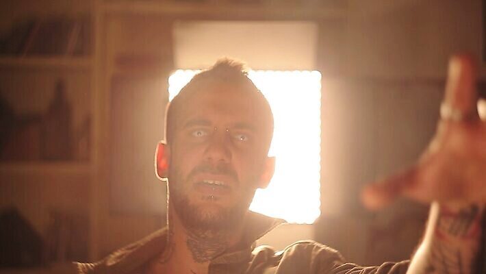 여자 얼굴 여행 백그라운드 오렌지 자연 하늘 불 휴가 미술 한명 사람 소년 빨간색 초록색 물 빛 검은색 어둠 할로윈 죽음 표현 닫기 유령 야간 위험 신비 무서움 악마 공상 흡혈귀 나쁜 고딕 몬스터 악몽 지옥 호러 오싹 4K MP4 해외동영상 클립영상 자연요소 1 남자 감정 어린이 컬러 컨셉 과일 모션 문화예술 신체부위 생태계 공포 동영상 파일형식