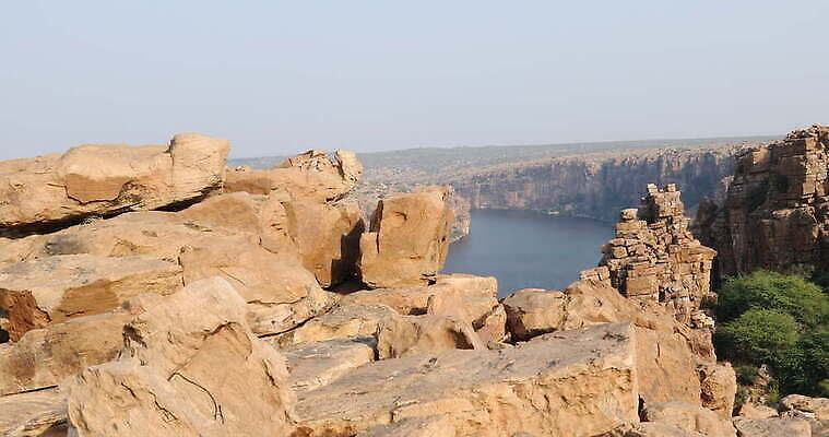 모양 디자인 컬러 조각 과학 백그라운드 패턴 자연 산 사람없음 장식 갈색 금속 수확 거친 동굴 크리스탈 광석 보석 철 발굴 달빛 언덕 질감 꼬리 날것 대리석 다이아몬드 치수 깊이 지질학 호러 화강암 니켈 4K MOV 해외동영상 클립영상 교육 무늬 농업 재료 재질 달 암석 원소 생태계 공포 동영상 파일형식