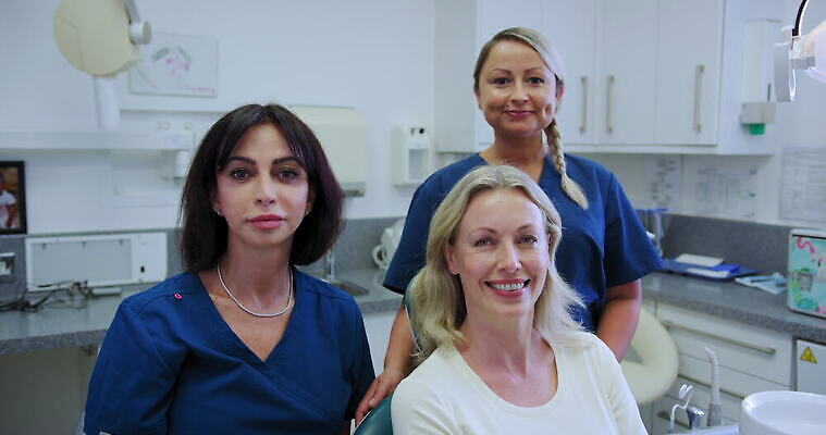 백인 라이프스타일 응시 여자 중년 영국 잉글랜드 실내 건강 미소 웃음 앉기 성인 세명 30대 건강관리 환자 씻기 청소 치과의사 치과용품 위생관리 서식스 4K 락다운 MOV 해외동영상 클립영상 서양인 시선 유럽 의학 모션 표정 관리 사람 내부 생활 장년 청결 의사 의료용품 동영상 파일형식