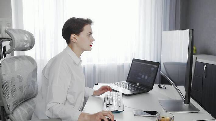 직업 학생 라이프스타일 여자 감정 인터넷 비즈니스 통신 무선통신 스트레스 아파트 주택 직장 실내 피곤 한명 금융 노트북 컴퓨터 사무실 방 슬픔 비즈니스우먼 작업장 이메일 좌절 전문직 집중 투자 두통 업무과다 문제 경영 마감 평등 여자만 4K MOV 해외동영상 클립영상 1 산업 컨셉 회사 사람 내부 건물 생활 경제 전자제품 업무 직장인 질병 동영상 파일형식