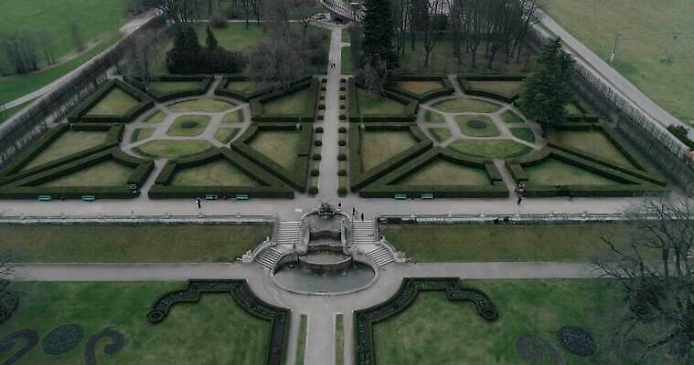 나무 공원 유럽 여행 건축양식 하늘 풍경 사람없음 야외 건물 물 여름 조각상 정원 맑음 놀람 도시 성 재산 즐거움 분수 체코 타운 단계 보헤미아 조감도 4K MP4 해외동영상 클립영상 자연요소 식물 건축물 계절 공공시설 건축 감정 나라 날씨 표정 금융 조형물 동영상 파일형식
