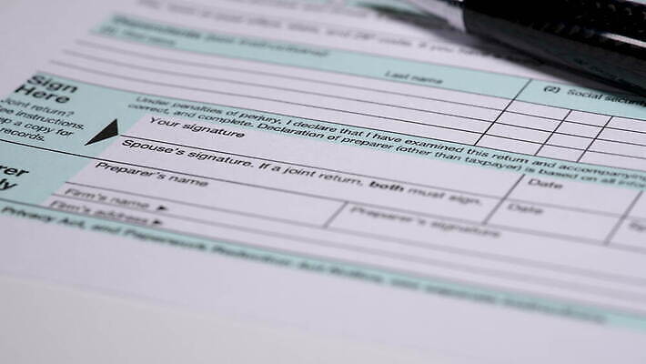 종이 비즈니스 표시 사람없음 금융 미국 달력 업무 날짜 계획 4월 오브젝트 파일 엽서 법 회계 2018년 세금 수입 조언 환불 과세 4K MOV 해외동영상 클립영상 컨셉 북아메리카 경제 작업 편지 연도 동영상 파일형식